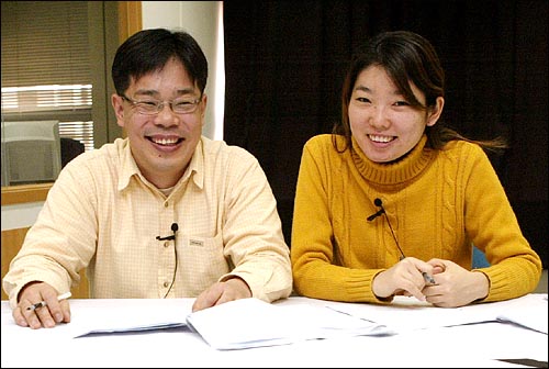 2003 송년특집 오마이뉴스 라디오 생방송 사회를 맡은 뉴스게릴라 전진한, 송민성씨. 
 